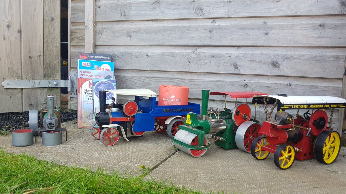 Lady_Clarington's tweet photo. Had to move the line up into the shade: it's getting a bit toasty!!

#twittersteamrally #virtualsteamrally #steamontheroad #steanpreservation #sillybuggers https://t.co/I9JEHOzZJY