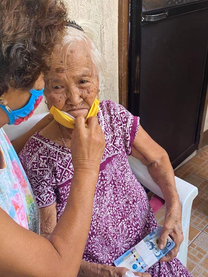 dswdfo10's tweet photo. Three centenarians from Cagayan de Oro received the cash gift of Php 100,000.00 under the RA 10868, an Act Honoring and Granting Additional Benefits to those Filipinos who live to 100 years. The DSWD staff were assisted by the LGU. https://t.co/12oN0gXv4Y