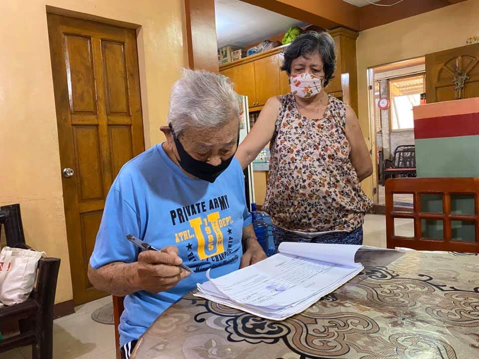 dswdfo10's tweet photo. Three centenarians from Cagayan de Oro received the cash gift of Php 100,000.00 under the RA 10868, an Act Honoring and Granting Additional Benefits to those Filipinos who live to 100 years. The DSWD staff were assisted by the LGU. https://t.co/12oN0gXv4Y