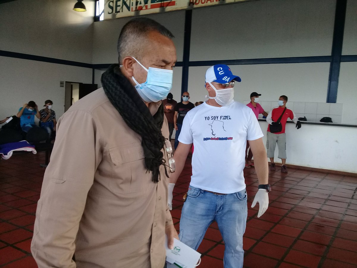 CamposYainer's tweet photo. Alto como las Palmas,así es el prestigio de nuestros profesionales de la salud cubanos desde @cubacoopera_ve los miembros del contingente especial Che Guevara de conjunto con el @GobJustoNoguera ,seguimos brindando atención en la frontera los hermanos que retornan desde Brasil https://t.co/7PFJ3oCAYr