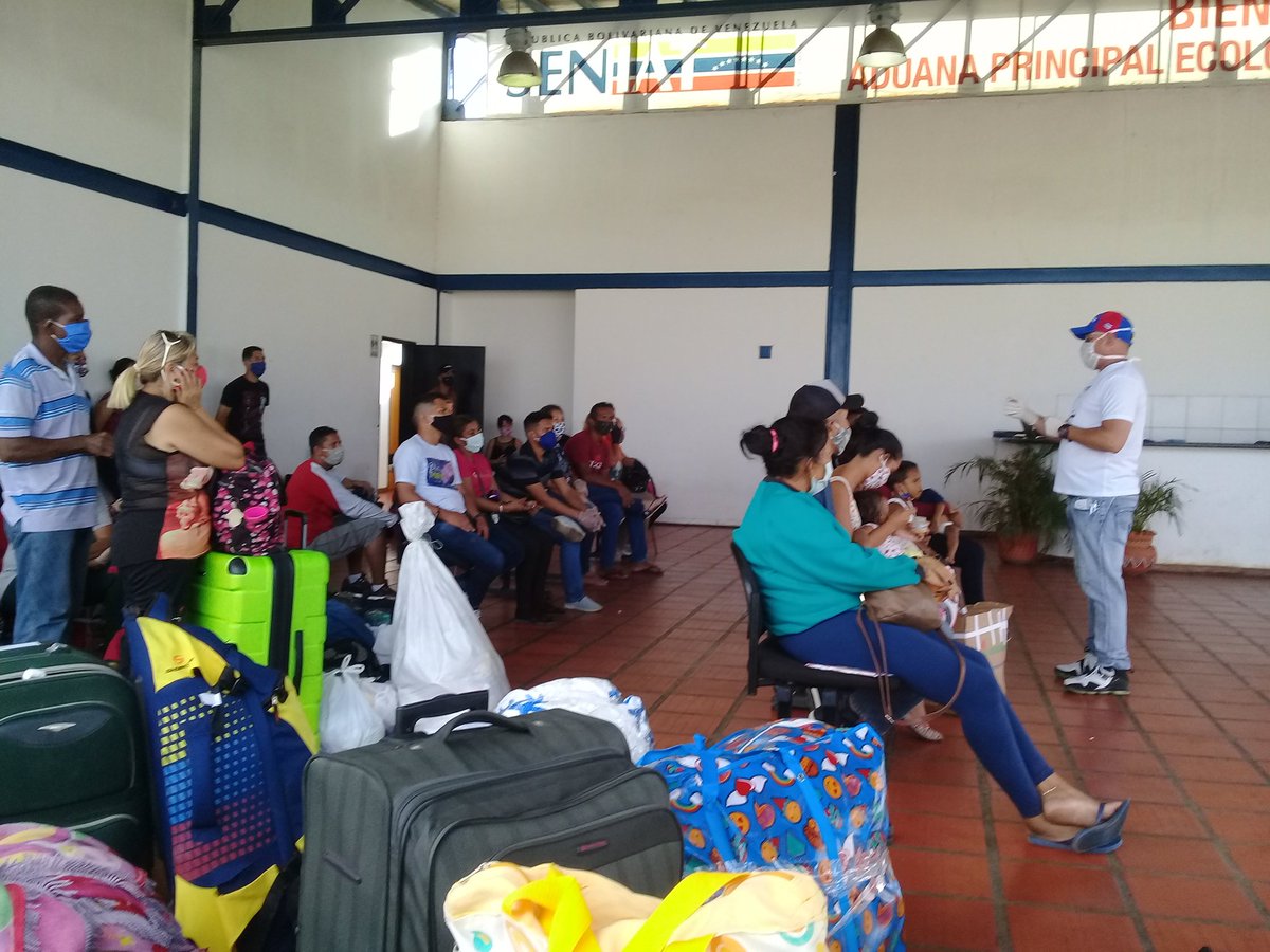 CamposYainer's tweet photo. Alto como las Palmas,así es el prestigio de nuestros profesionales de la salud cubanos desde @cubacoopera_ve los miembros del contingente especial Che Guevara de conjunto con el @GobJustoNoguera ,seguimos brindando atención en la frontera los hermanos que retornan desde Brasil https://t.co/7PFJ3oCAYr