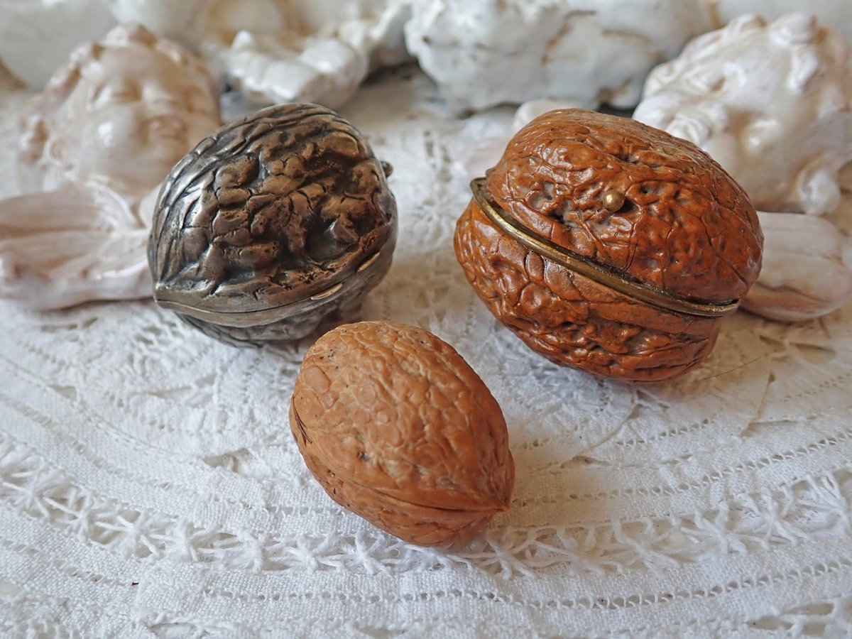 Labarumラバルムstreghetta ストレゲッタ 拷問器具精巧ギミックミニチュア絶賛販売中 お前の落としたクルミは この クルミの殻を利用したソーイングセットか それとも こっちの 折り畳み式ミラー兼フォトフレームと香水瓶が仕込まれた