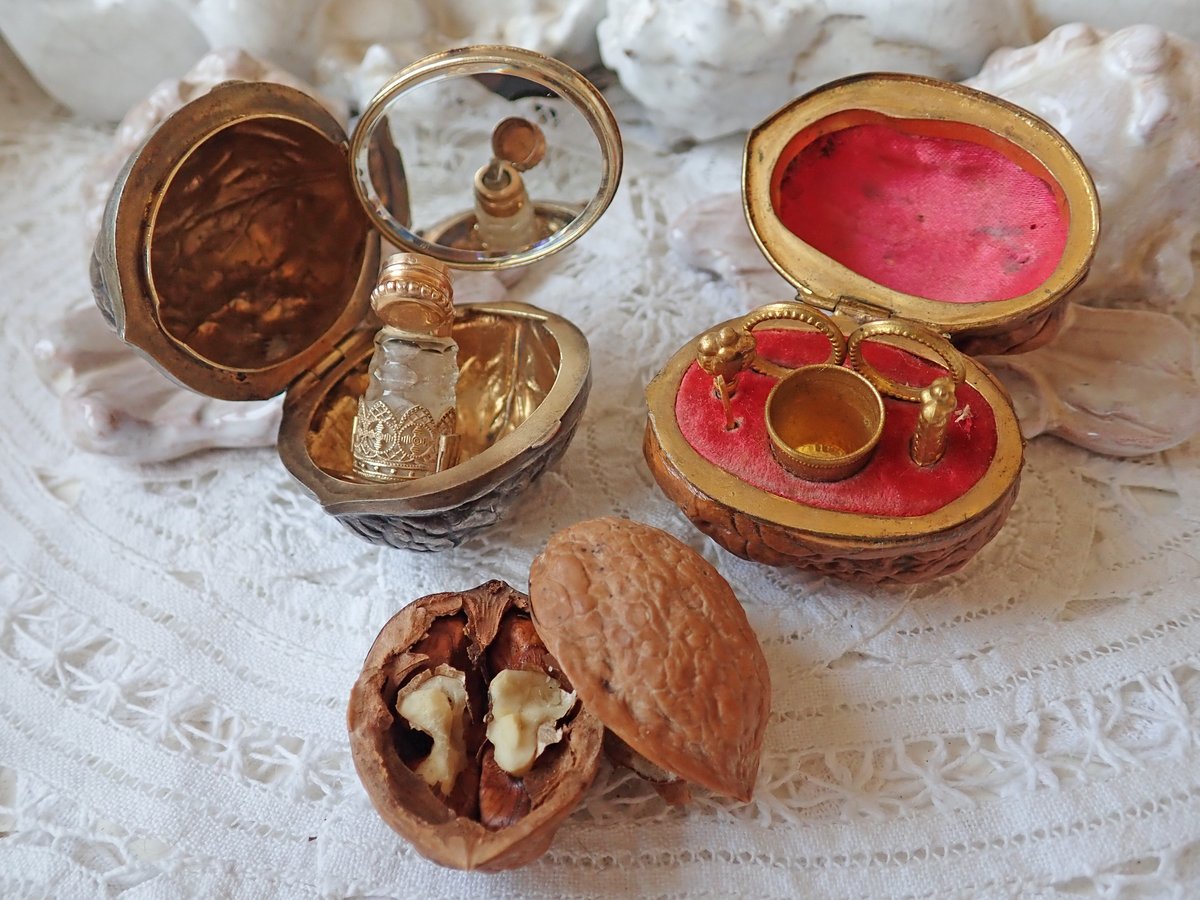 Labarumラバルムstreghetta ストレゲッタ 拷問器具精巧ギミックミニチュア絶賛販売中 お前の落としたクルミは この クルミの殻を利用したソーイングセットか それとも こっちの 折り畳み式ミラー兼フォトフレームと香水瓶が仕込まれた