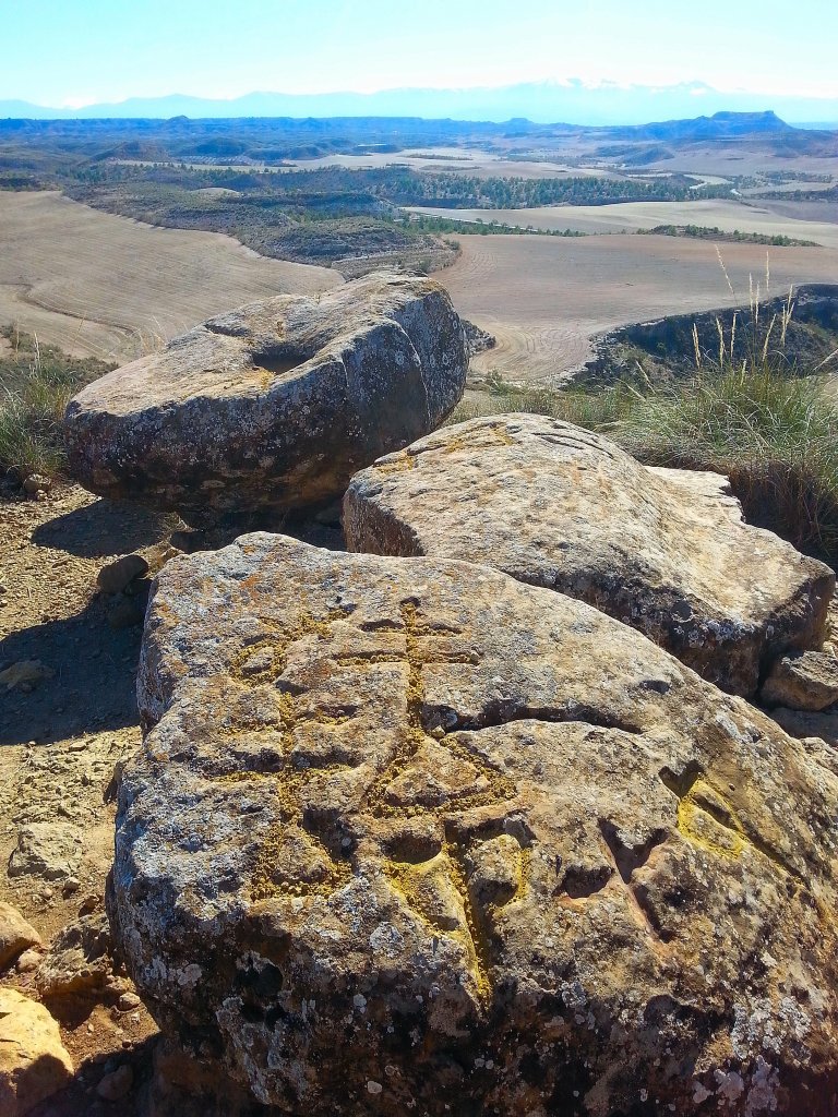 CulturaMillares's tweet photo. Los petroglifos del Cerro de la Mina, situados en la ladera sur del cerro que los bautiza, se encuentra a 800 m al SE de los Baños de Alicún en #Granada datados en la Edad del Cobre. https://t.co/znBdLZfkya