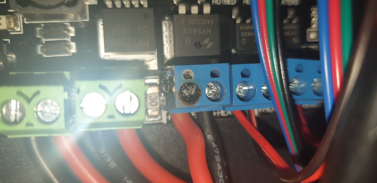 NomasterC's tweet photo. @anycubic3dprint my #4maxpro is 8 months old and recently the heated bed stopped working. I opened the case to find this. Any help? @toms3dp @joeltelling @makersmuse might find this interesting too. https://t.co/1ZDwLwlwBl