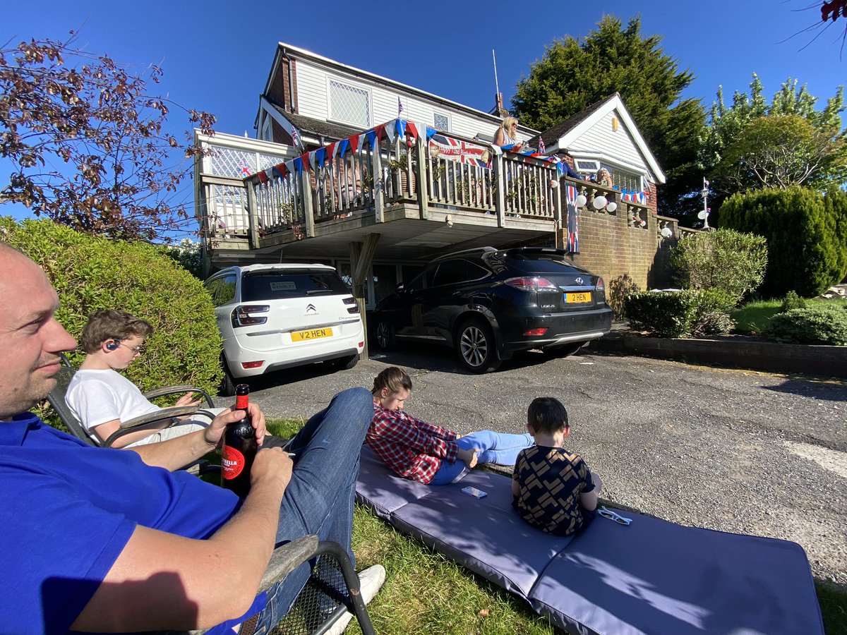 jdernixon's tweet photo. @seasiderjoe98 @BorisJohnson Admittedly I went to my mums 4 doors away it was the first time she saw my children in 8 weeks, we sat on chairs sprayed with disinfectant, took our own drinks and sat at the bottom of the drive 2 cars and a floor away, she was stood on a second floor balcony https://t.co/MqJA3DLCgK