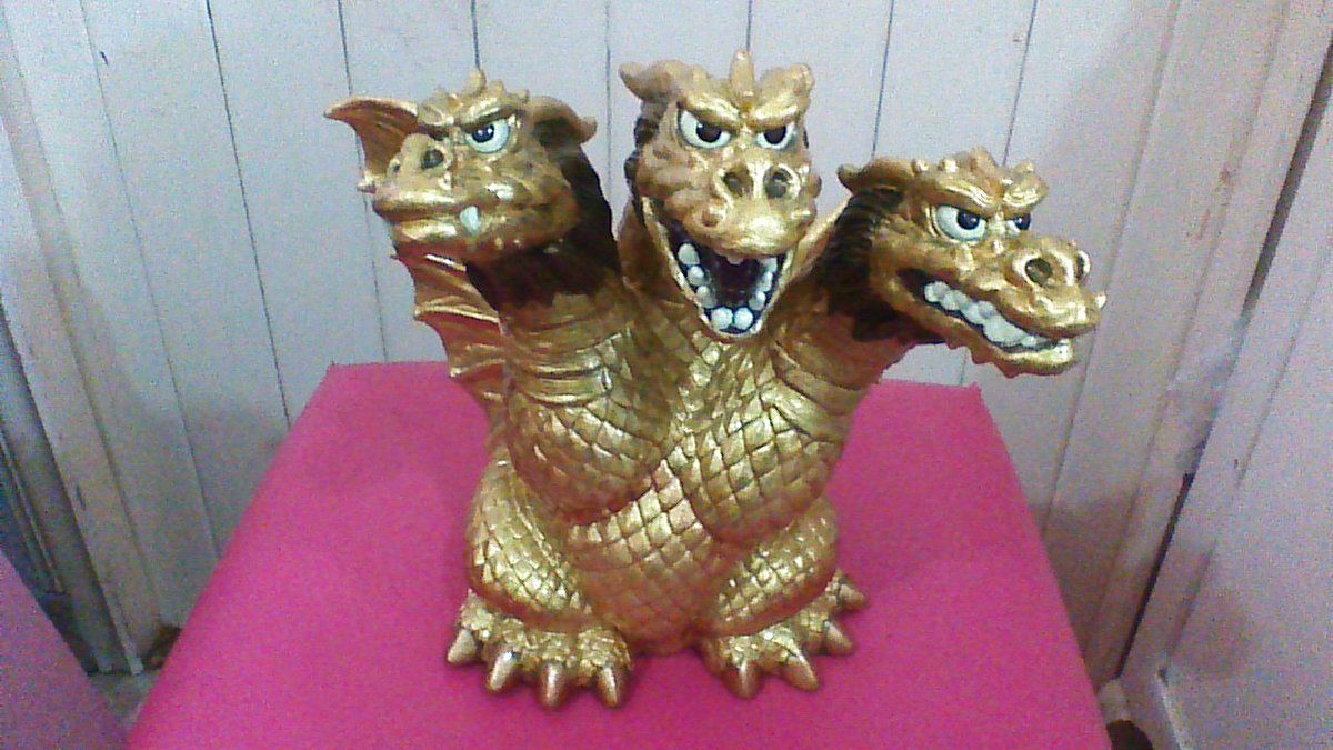 gfan83's tweet photo. Comparision of Before and after over these SD King Ghidorah figures. I simply like to see the 3-headed dragons on gold. @CougarMacDowal1 @ruubesz  @RidicBird #KingGhidorah2019 #Godzilla #GodzillaUnmade #GodzillaKingoftheMonsters #GodzillavsKong #Methuselah #Behemoth #MuscleMothra https://t.co/SLsLT17tOP