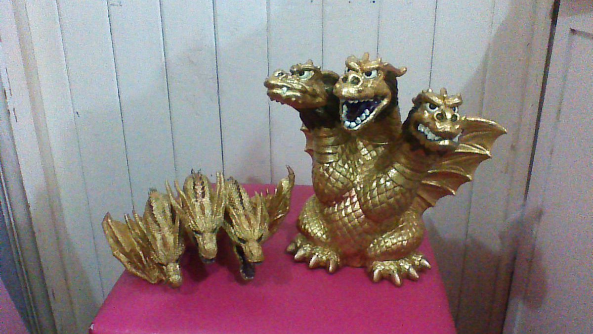 gfan83's tweet photo. Comparision of Before and after over these SD King Ghidorah figures. I simply like to see the 3-headed dragons on gold. @CougarMacDowal1 @ruubesz  @RidicBird #KingGhidorah2019 #Godzilla #GodzillaUnmade #GodzillaKingoftheMonsters #GodzillavsKong #Methuselah #Behemoth #MuscleMothra https://t.co/SLsLT17tOP