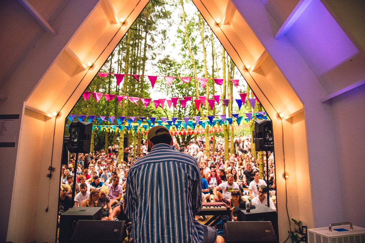 2000trees's tweet photo. 💚 Take yourself to https://t.co/0NAggiw5f4 if you want to make the most of next summer's 2000trees by locking in free food and drinks for the whole weekend, or even watch a band from the pit or name one of our stages! Please get involved to #SupportTREES!! https://t.co/6PqD1GoivJ