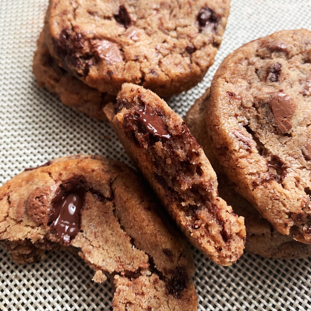 maspatule's tweet photo. #confinementjour54
Tous les soirs de la semaine, le chef @cyril_lignac nous régale avec ses #recettessimples et gourmandes. Foncez en cuisine immédiatement pour tester sa délicieuse recette de #cookies aux deux chocolats ![📙 lien de la recette ici >>https://t.co/RiTvHoLWxT] https://t.co/Cmu3eMVRNt