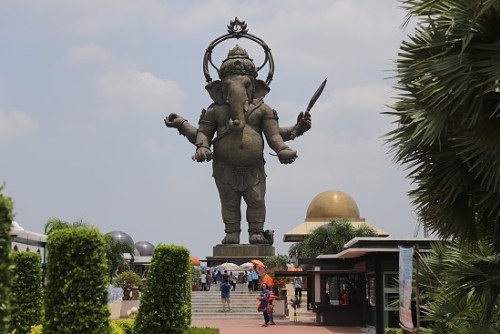 VertigoWarrior's tweet photo. The world's tallest standing Ganesha deity rises upto a massive height of ~129 ft (~10 feet taller than the world wonder Christ Reedeemer). The statue isn`t in India but is located in Khlong Khuean, Thailand! Sanatana Dharma knows no physical boundaries
@LostTemple7 https://t.co/BRJ7CIFL8N