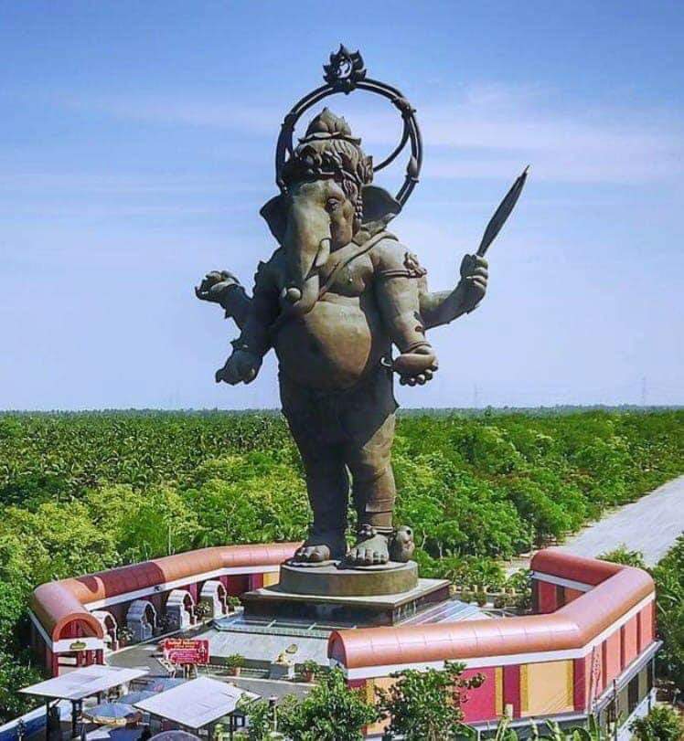 VertigoWarrior's tweet photo. The world's tallest standing Ganesha deity rises upto a massive height of ~129 ft (~10 feet taller than the world wonder Christ Reedeemer). The statue isn`t in India but is located in Khlong Khuean, Thailand! Sanatana Dharma knows no physical boundaries
@LostTemple7 https://t.co/BRJ7CIFL8N