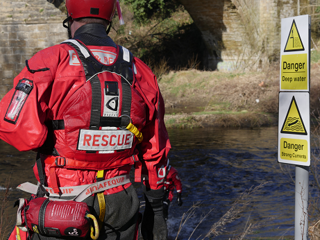 CDDFRS's tweet photo. Please continue to follow the government guidelines &amp; keep your families safe 👍😃 going for a walk? take care near open water 💦 Stay clear of river banks, cliff edges &amp; stick to the path📱Take a charged mobile 🏃‍♂️Look out for trip hazards #WaterSafety #DrowningPrevention https://t.co/sc1gjnfSUo