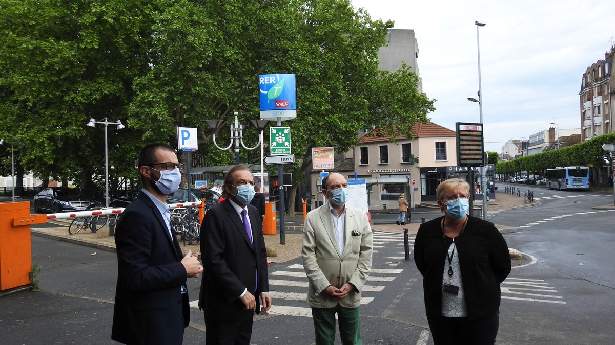 Prefet77's tweet photo. Thierry Coudert, Préfet de #SeineEtMarne, @GForgeotdArc, @louisvogel &amp; @PoliceNat77 vérifient le dispositif mis en place à #Melun pour que la reprise des #Transports après le #Deconfinement se passe le mieux possible.
Fléchage, espaces de distanciation sociale et d'attente... https://t.co/g0EXRgDe2b