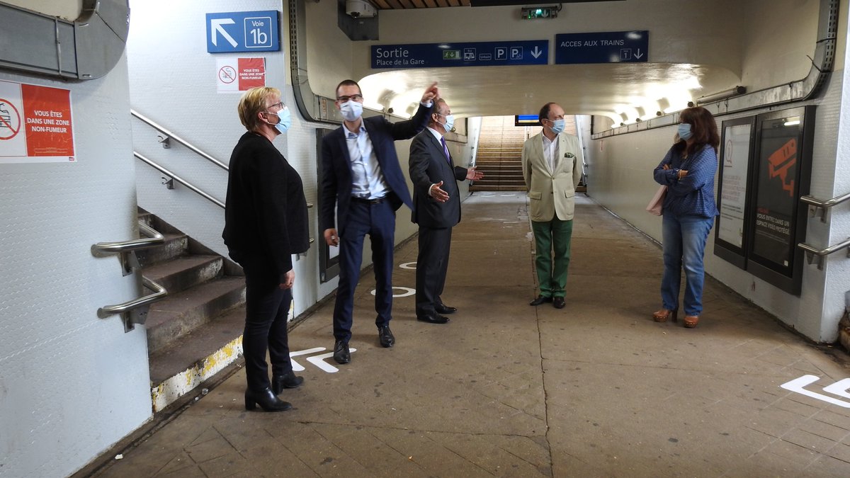 Prefet77's tweet photo. Thierry Coudert, Préfet de #SeineEtMarne, @GForgeotdArc, @louisvogel &amp; @PoliceNat77 vérifient le dispositif mis en place à #Melun pour que la reprise des #Transports après le #Deconfinement se passe le mieux possible.
Fléchage, espaces de distanciation sociale et d'attente... https://t.co/g0EXRgDe2b