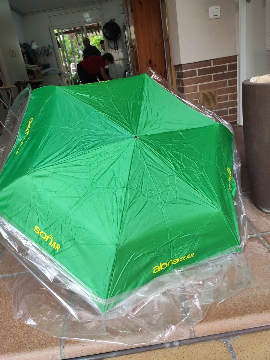 drogodpndienta's tweet photo. Pero CÓMO NO LA VOY A ADORAR?!?

Mi madre haciéndose protecciones para poder tocarme durante unos segundos mientras le intercambio medicamentos por tuppers de canelones 😍

Ojo al paraguas!! 😍😍😍
Abrazar... Soñar... Besar... https://t.co/7zwSldQlJM