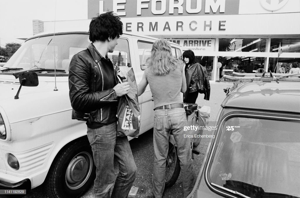 nottco's tweet photo. @Rockstarscars @thedamned @sensiblecaptain @MotoringEvents @77MASH @LAPunkRocker @DanFurr @spizzenergi @OctaneJames @BHPHangar Pictures from October 77 while in France,
Brian James, tour manager & Laurie in first picture, @sensiblecaptain and Lu Edmonds in the other . Plus a classic Transit
📷Erica Echenberg https://t.co/DDSTBNT0Jj