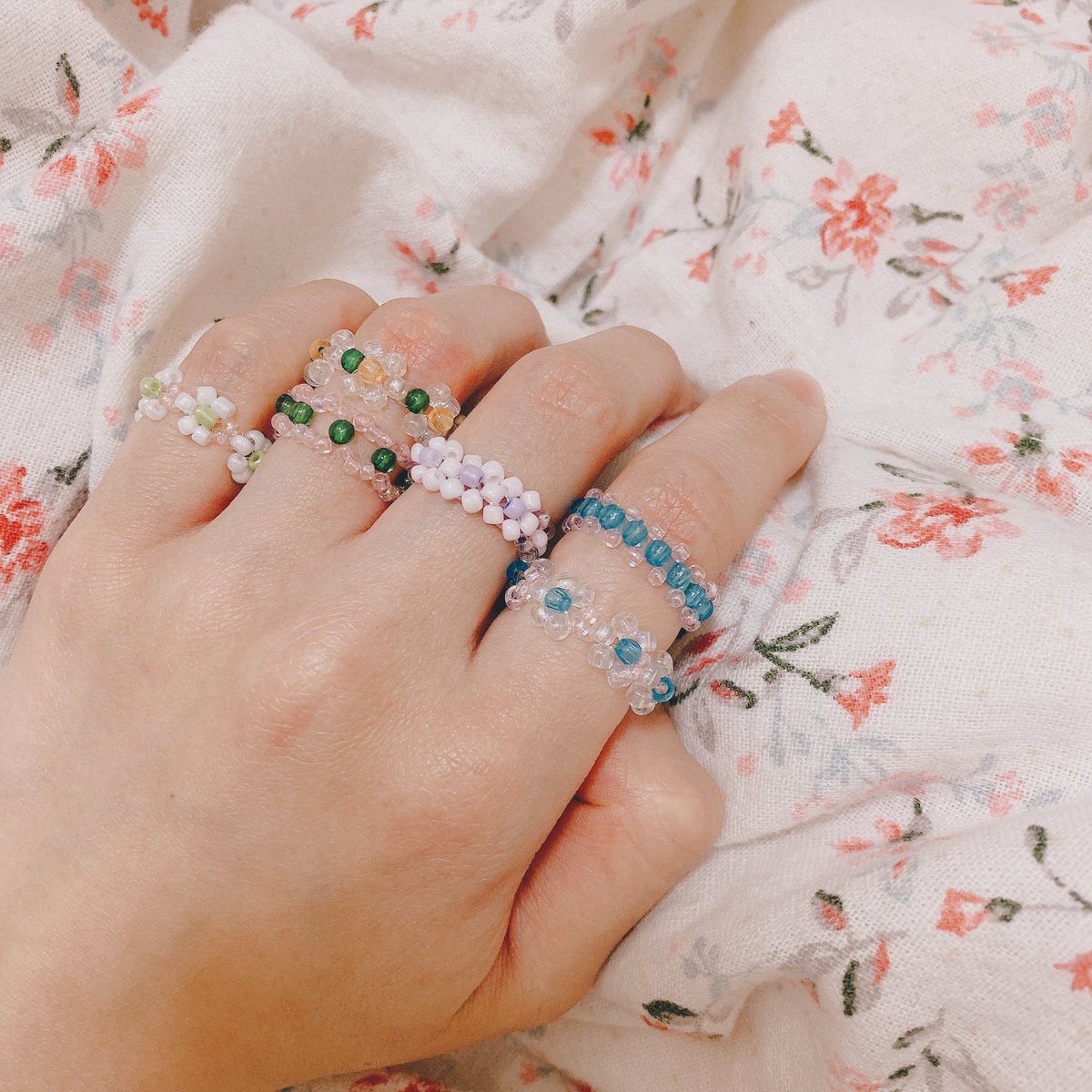 DGAD_info's tweet photo. 前の #DGADのおうちじかん で言ってた
#ビーズリング だよ💗
沢山あるけど、中でもお気に入りの6つをセレクト💍
ファッションに合うようにカラー組み合わせて作るのが楽しいっちゃ🎀

出演:MOKAのむちむちの手

#MOKA #DGAD https://t.co/T6sRTkaUr9