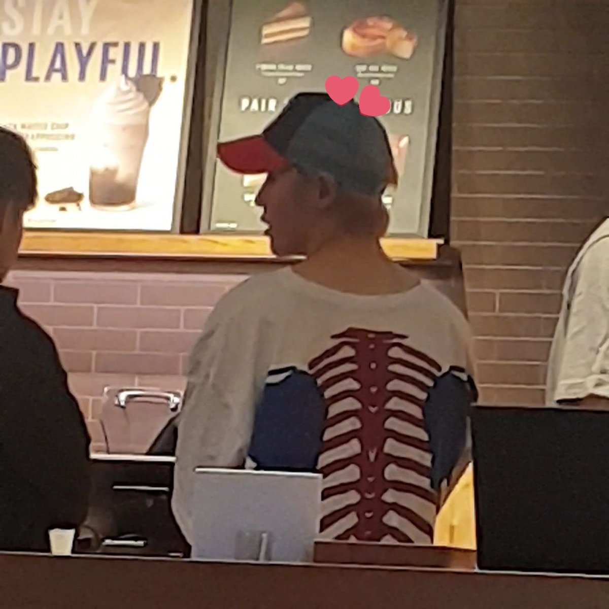 เอ้ย เตนอัพสตอรี่อยู่ห้องซ้อม มีคนเจอพี่แทยงออกมาซื้อกาแฟ แล้วปกติถ้าพี่แทยงออกมาซื้อกาแฟไรงี้คือซื้อไปกินระหว่างซ้อม!!