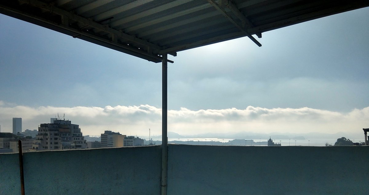 Maiconmariano's tweet photo. "A previsão do tempo diz que o céu fechou" 😎
Tempo fechado só em Niterói!
Dia lindo! #OutonoCor2020 #expedicaoglobonajanela #Riodejaneiro https://t.co/CGuKXBYcoQ