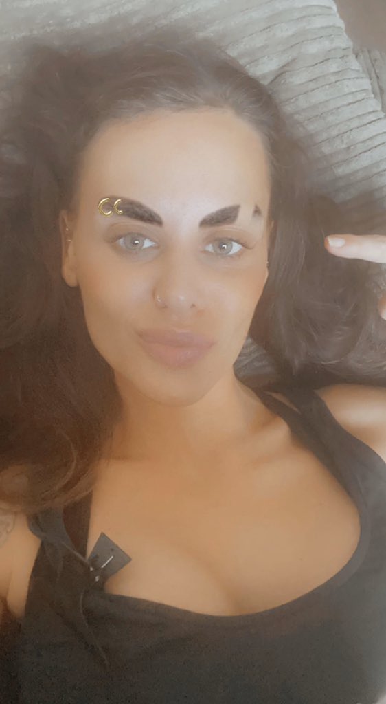 BROWS ON FLEEK!! 🙌🏻
Who’s willing to test out my new brow designs post lockdown? These prison brows are my new favourite girls 💁🏽‍♀️😂 ​
#lockdownbrows #prisonbrows 
#semipermanenteyebrows #brows #eyebrows #semipermanentmakeup #lips #eyeliner #semipermanentlips