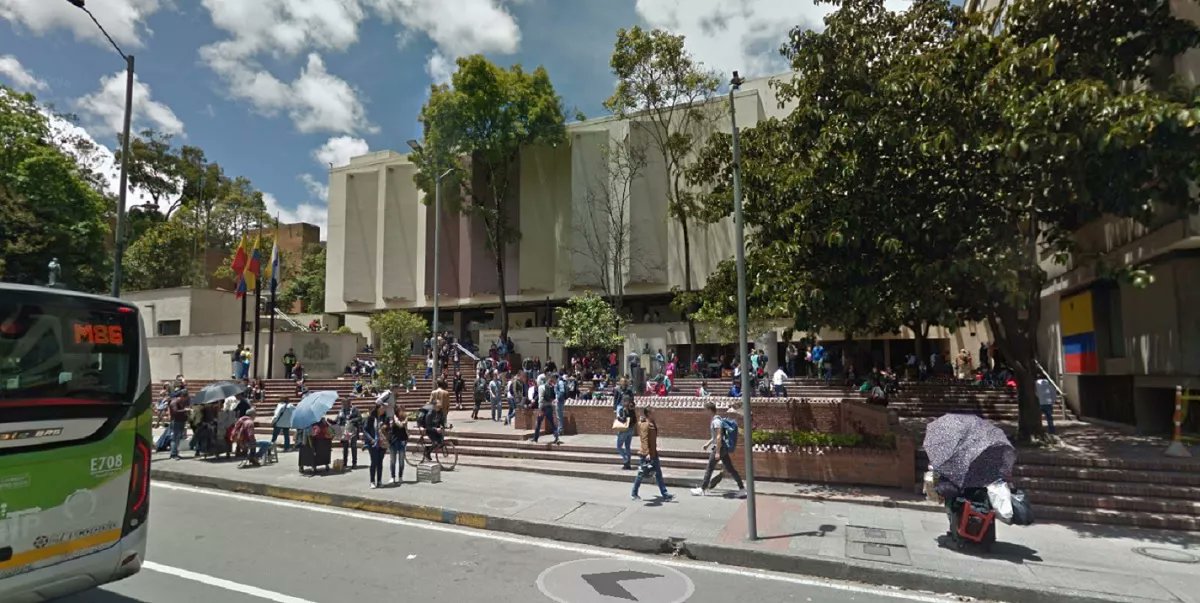 pulzo's tweet photo. Estudiantes de la Javeriana se niegan a seguir pagando lo mismo por un semestre virtual https://t.co/34lyLIkmAf https://t.co/m2ettW6eM0