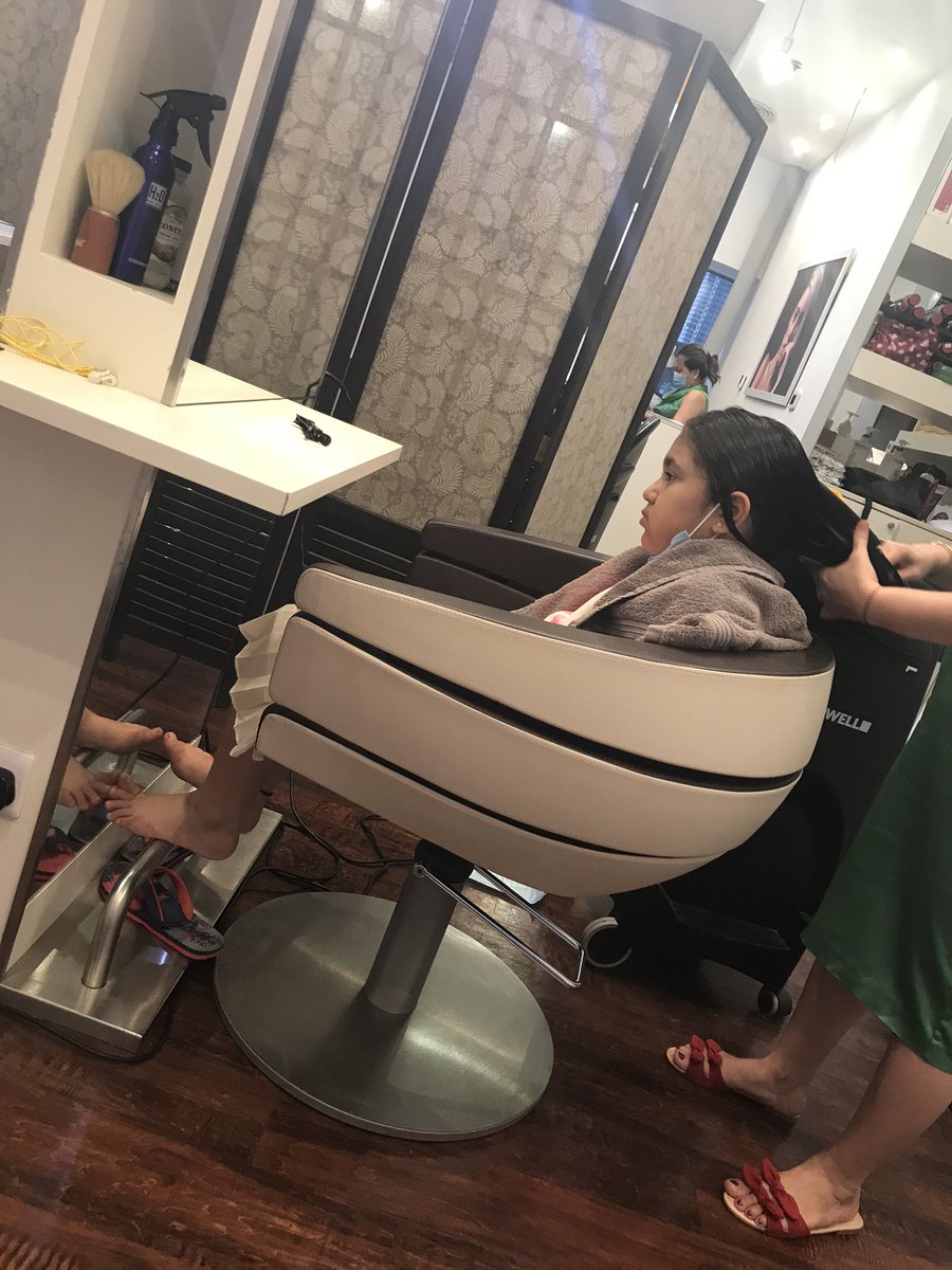 PratyushaJain1's tweet photo. #pamperingsession #lovemyhairs #relaxingtime https://t.co/6ujmFCaBlq