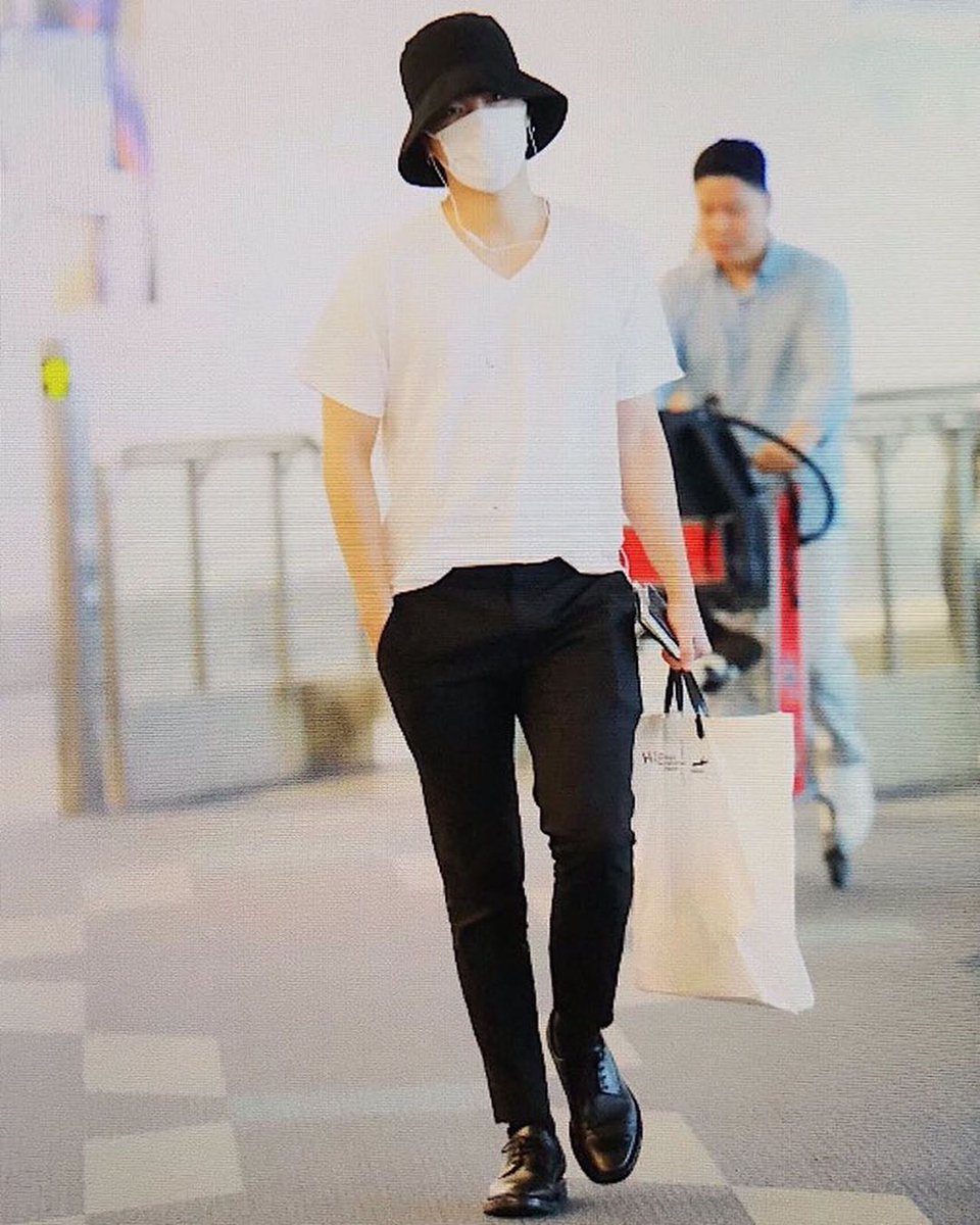 Lookatthissh T On Twitter In Bucket Hat Plain Tees Sweat Pants Junhoe Just Out Styled Those High End Brands Outfits In My Eyes He Looked Chic In Simplicity Didnt Try Hard To Be Edgy He S - lakez on twitter do i look hawt xd roblox hot vest
