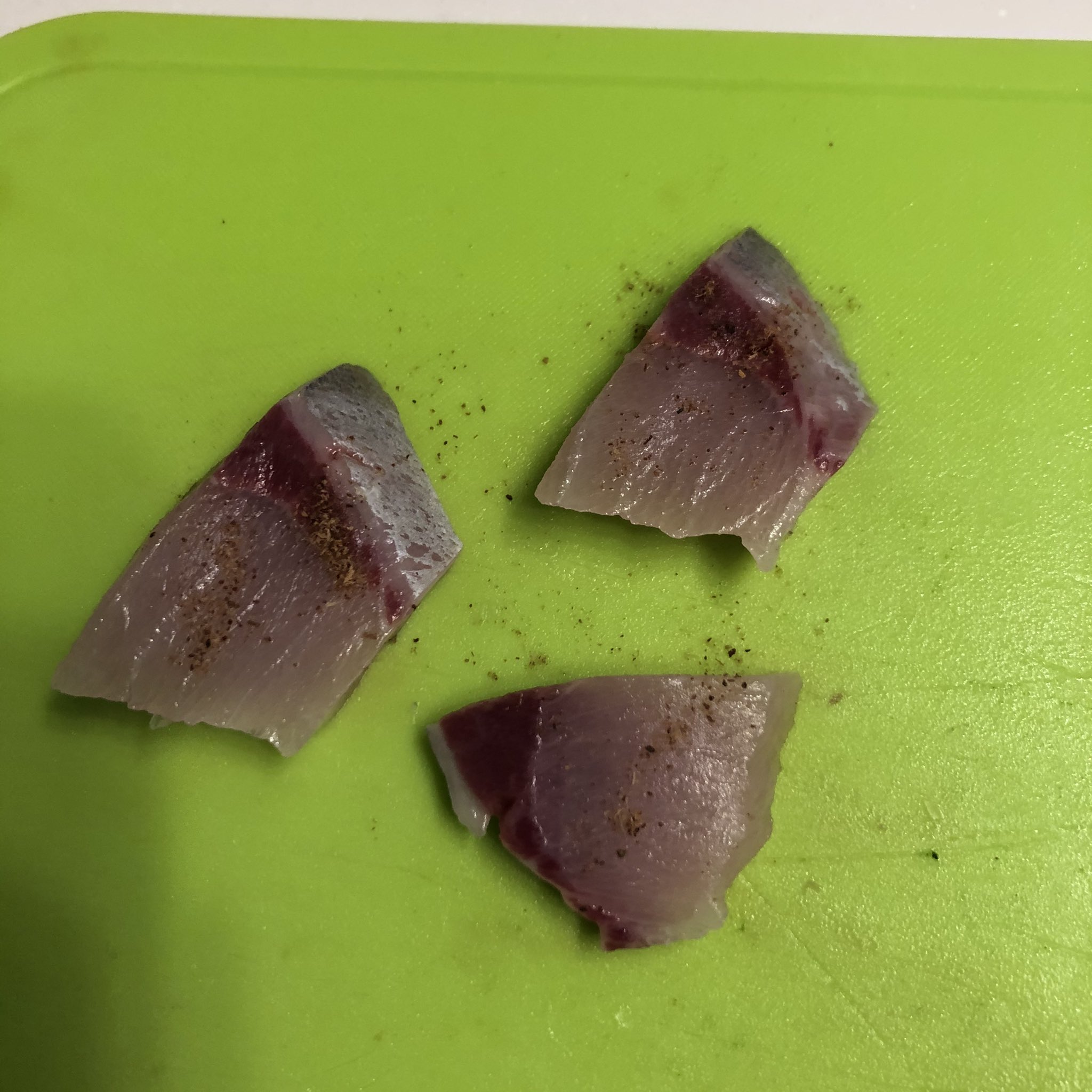 2歳と4歳と私とときどき夫 すごいてきとう料理 ぶりの和風バター焼き ぶりのお刺身に粉末の出汁をパラパラしてバターをひいたフライパンで両面焼くだけ ついでに付け合わせのブロッコリーも出汁パラからのバター焼き 離乳食後期 手づかみ食べ