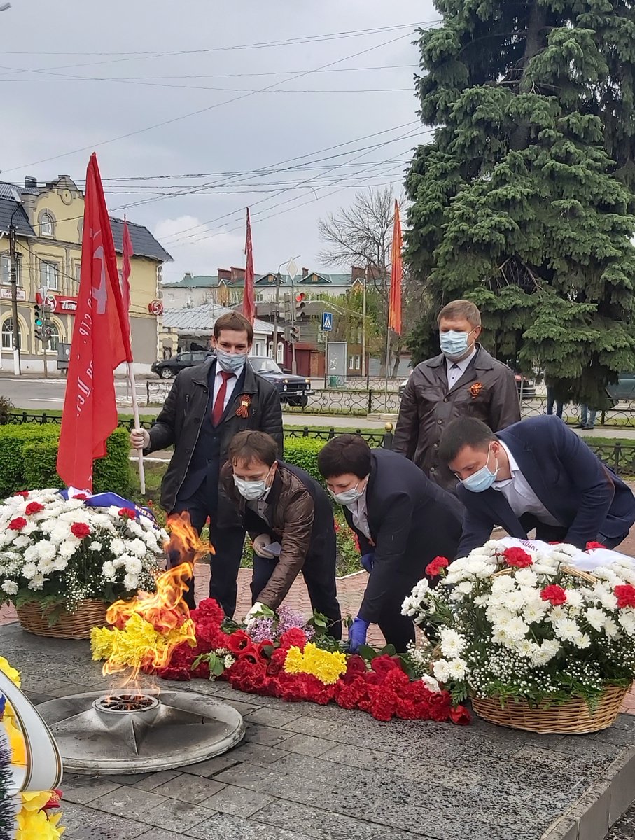 DAAN0905's tweet photo. 9 Мая! День Победы! 

В этот день, по просьбе Ветеранов ВОВ и тружеников тыла, проживающих в г. Ельце, возложили цветы к памятнику советскому солдату.
После чего, по телефону, поздравили с Днем Победы Ветеранов. 

#9Мая #75ЛетПобеды #ГодПамятииСлавы #Победа #ВОВ #Елец https://t.co/6Jr0eWeJiQ