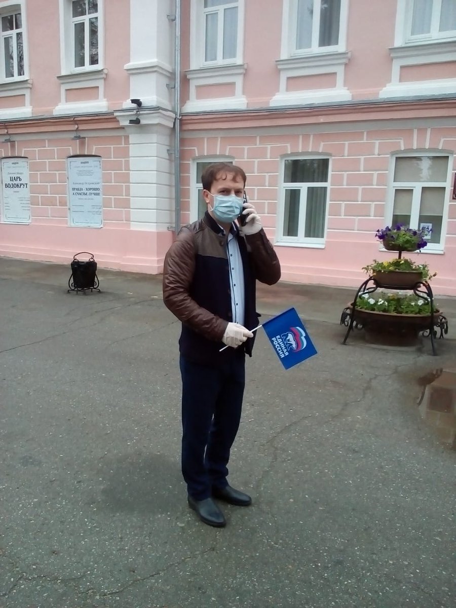 DAAN0905's tweet photo. 9 Мая! День Победы! 

В этот день, по просьбе Ветеранов ВОВ и тружеников тыла, проживающих в г. Ельце, возложили цветы к памятнику советскому солдату.
После чего, по телефону, поздравили с Днем Победы Ветеранов. 

#9Мая #75ЛетПобеды #ГодПамятииСлавы #Победа #ВОВ #Елец https://t.co/6Jr0eWeJiQ