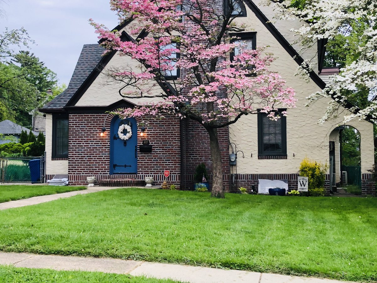 DWCerino88's tweet photo. This is the house Gia Carangi grew up in. A beautiful little quiet place in the suburbs as we call in Philadelphia on filter Street #gia #giacarangi #Philadelphia #TopSupermodel #ILoveYou #FashionPhotography #Eighties #RememberingGiacarangi #DWcerino88 https://t.co/14qryTdJ1R