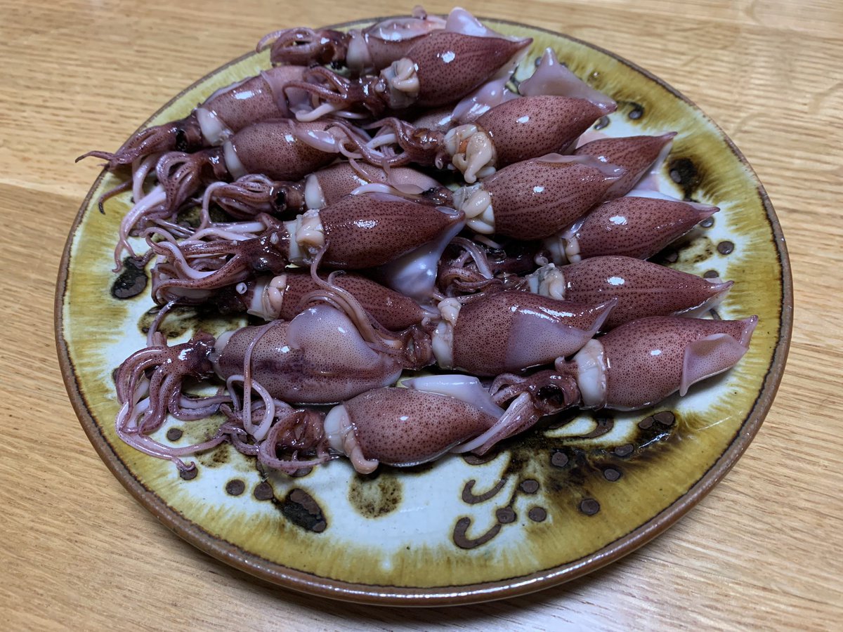 在華坊 えらい立派なホタルイカが400円で買えたのでホクホク 美味しくて酒がすすむ 目は自分で取った 立派で安いホタルイカがスーパーでも買えるのは 外食が壊滅している影響もあるけど それ以上に豊漁の影響なのでは と思われ