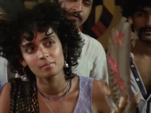  #InWhichAnnieGivesItThoseOnes (1989) by  #PradipKrishen and  #ArundhatiRoy. Feat. Arjun Raina, Arundhati Roy, Rituraj Singh, Roshan Seth, Divya Seth, Himani Shivpuri, Raghubir Yadav and  @iamsrk with  @BajpayeeManoj in a blink and miss appearance.Link 