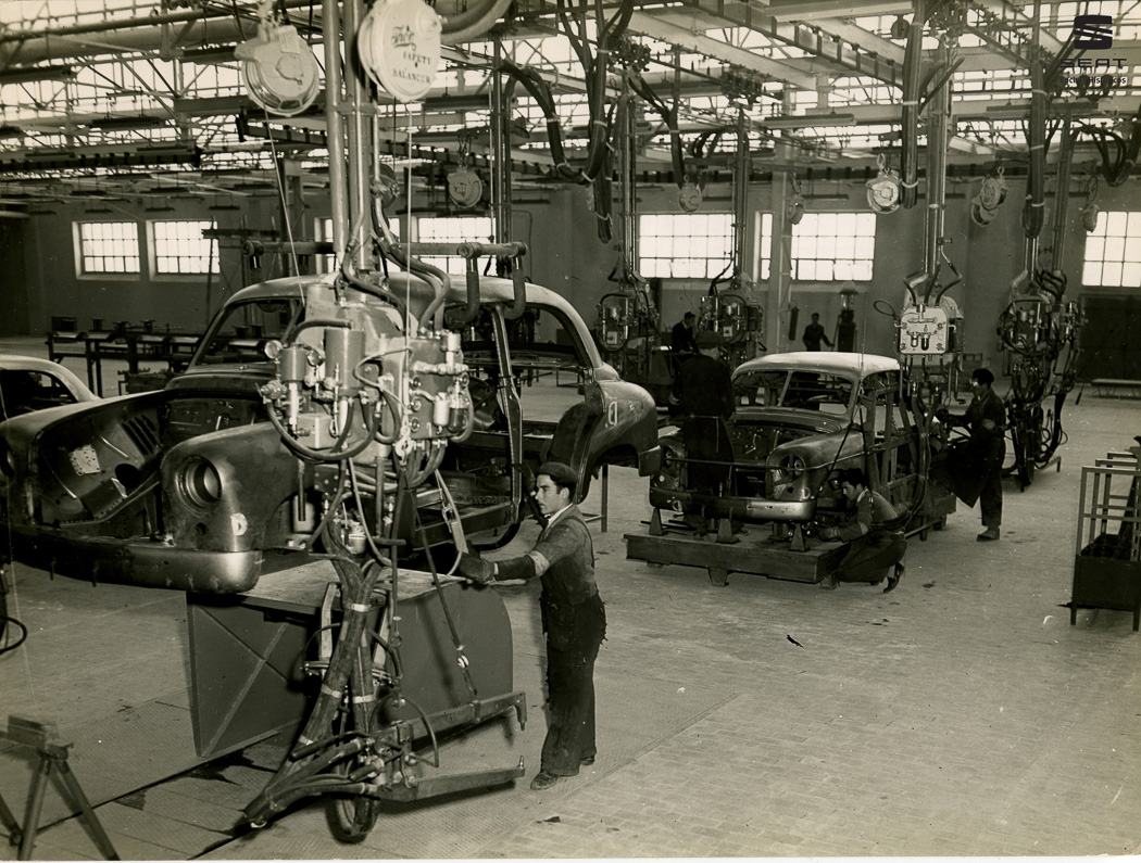 cochesafondo's tweet photo. #SEAT cumple hoy 70 años. La marca ha producido en este tiempo más de 19 millones de vehículos. ¡Felicidades! https://t.co/2U09z5smzb https://t.co/tUmQnqARRy