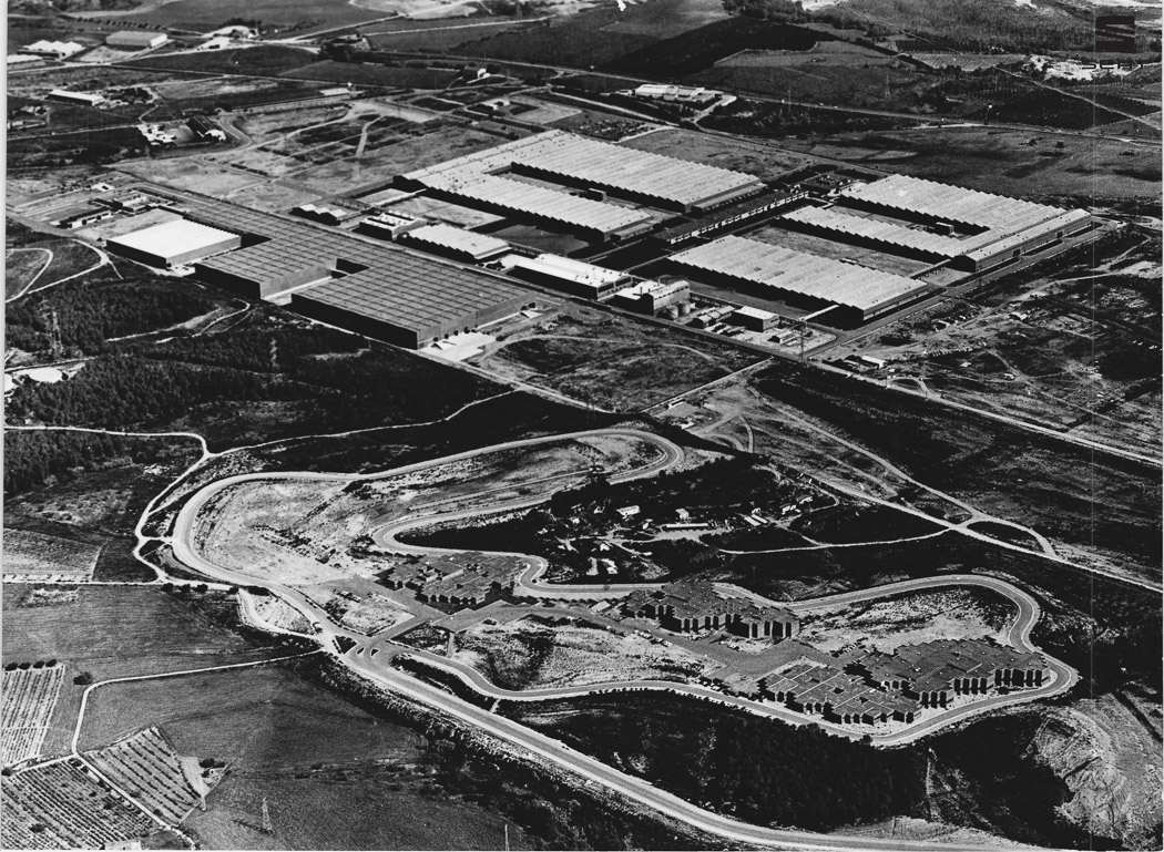 cochesafondo's tweet photo. #SEAT cumple hoy 70 años. La marca ha producido en este tiempo más de 19 millones de vehículos. ¡Felicidades! https://t.co/2U09z5smzb https://t.co/tUmQnqARRy