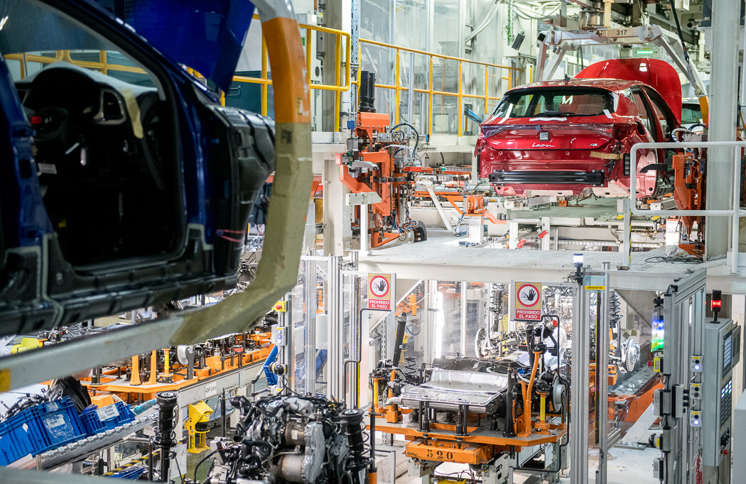 cochesafondo's tweet photo. #SEAT cumple hoy 70 años. La marca ha producido en este tiempo más de 19 millones de vehículos. ¡Felicidades! https://t.co/2U09z5smzb https://t.co/tUmQnqARRy