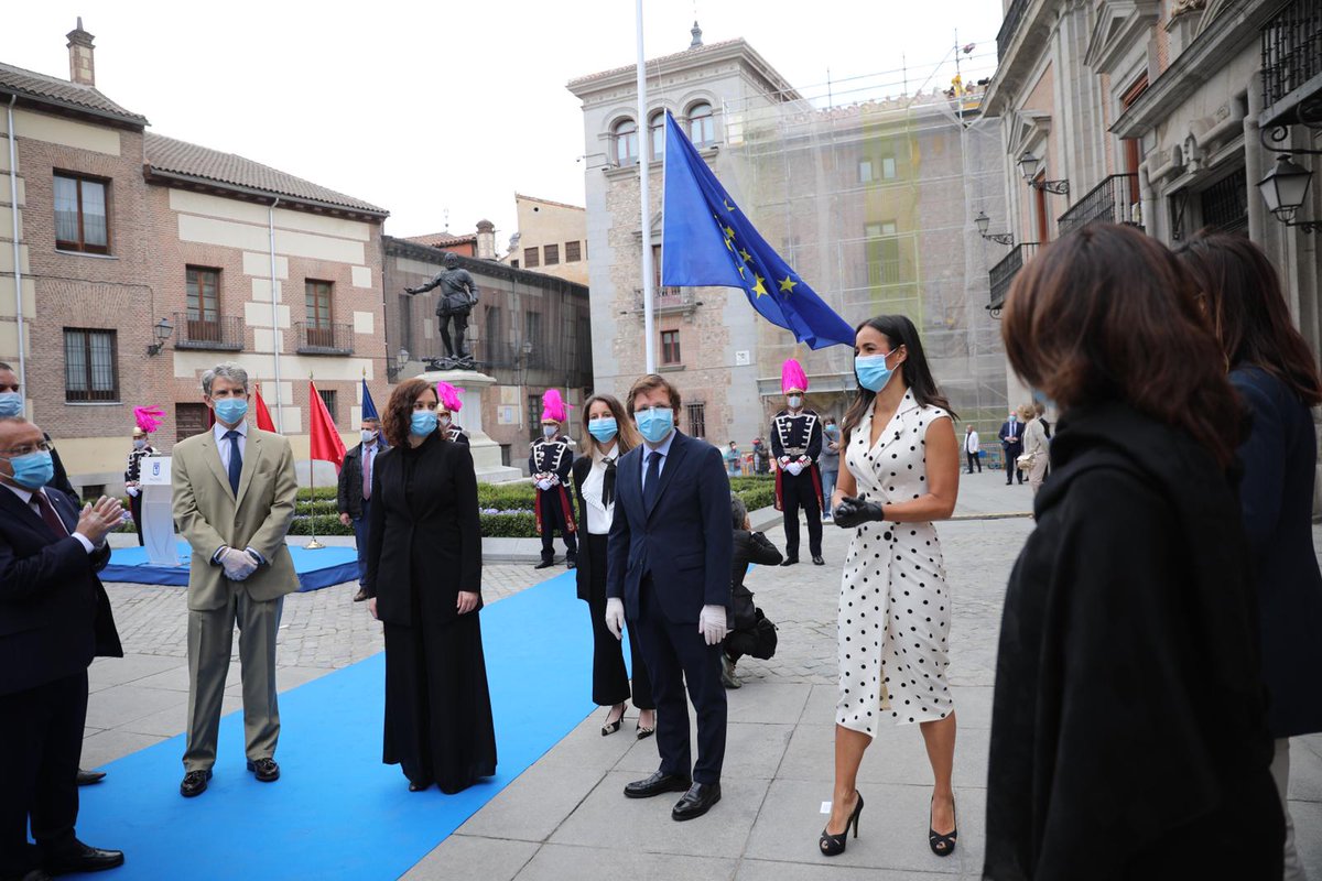 MADRID's tweet photo. Hoy hemos conmemorado el Día y Europa 🇪🇺 con la ceremonia de izado de la bandera de la Unión Europea en la Plaza de la Villa https://t.co/az90IdLwW6