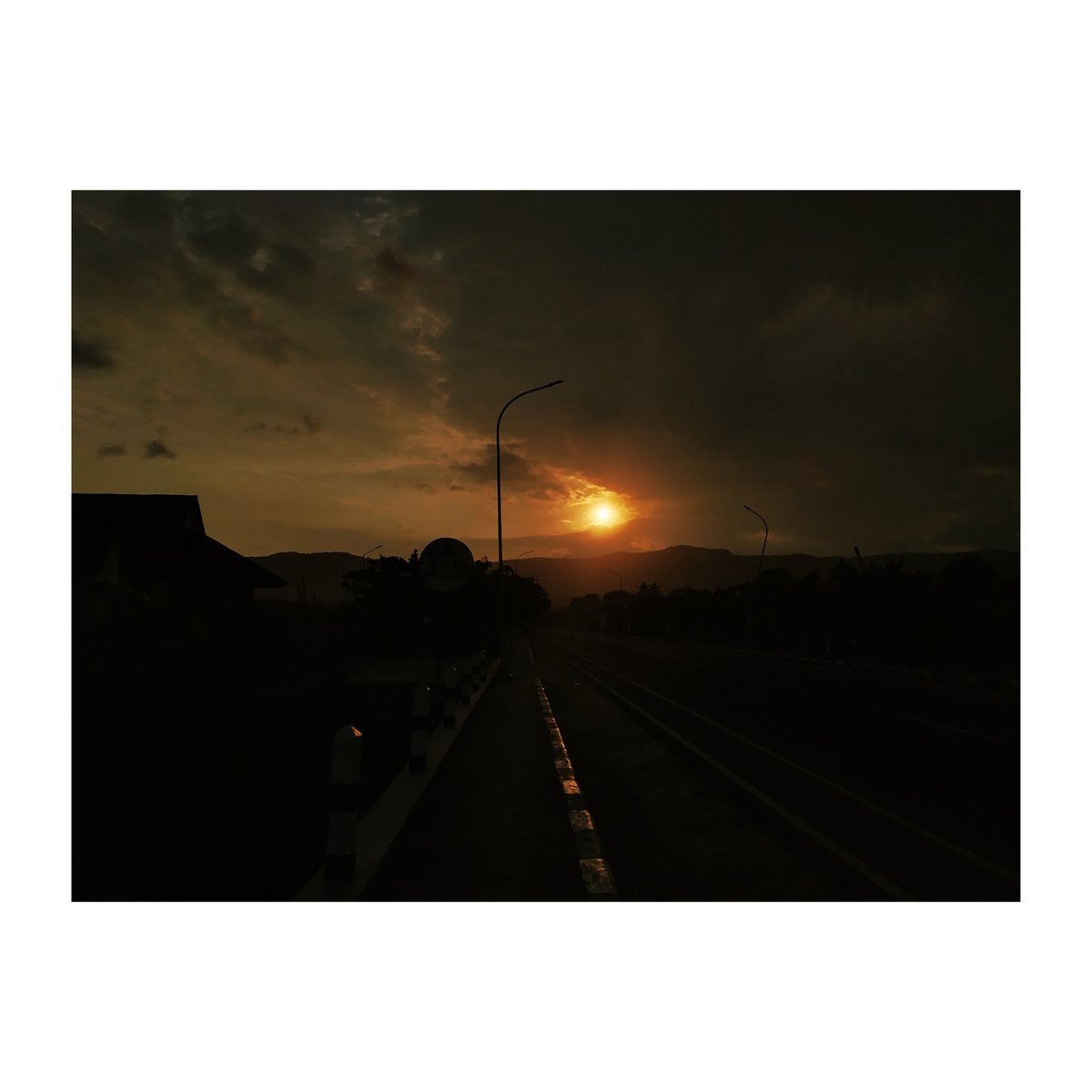 fazallsaid__'s tweet photo. Sunset at the small city (again).
*ignore hashtag.*
โโโโโโโโ
#lightroom #instagood #fpwarephotograph #japan #ๆฅๆฌ #indonesia #jakarta #tokyo #instagram #instablackandwhite #instacolours #instagrammers #photoofthedays #fazalsaid #japan_good #ใซใกใฉๅฅฝใใชไบบใจ็นใใใใ https://t.co/jgeU0WUoTv