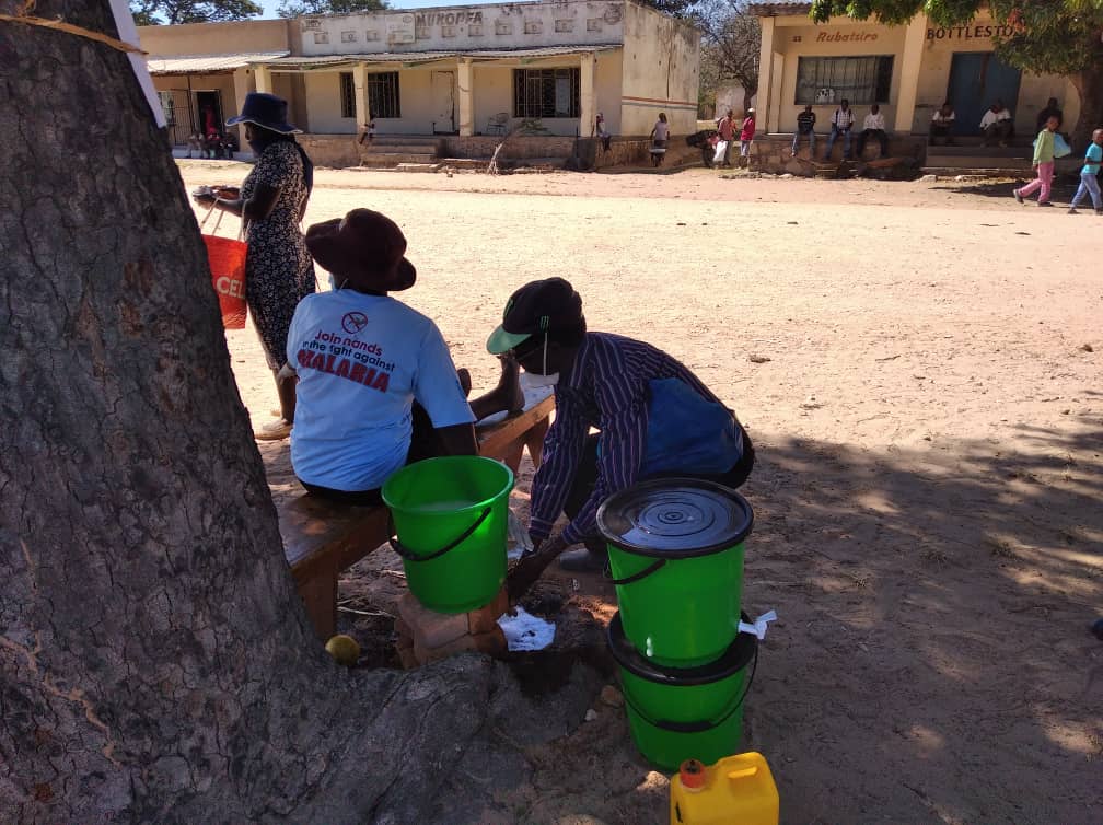 promobileafrica's tweet photo. Key #Covid19 awareness messaging during the @GoalZimbabwe feeding in Dzobo & Derembe #Mutare was the wearing of masks, #SocialDistancing #handwashing
More assistance is required with provision of masks in our remote areas
#ZeroToleranceToHunger
@MoHCCZim
@GroupEcobank https://t.co/VxSUzHk7st