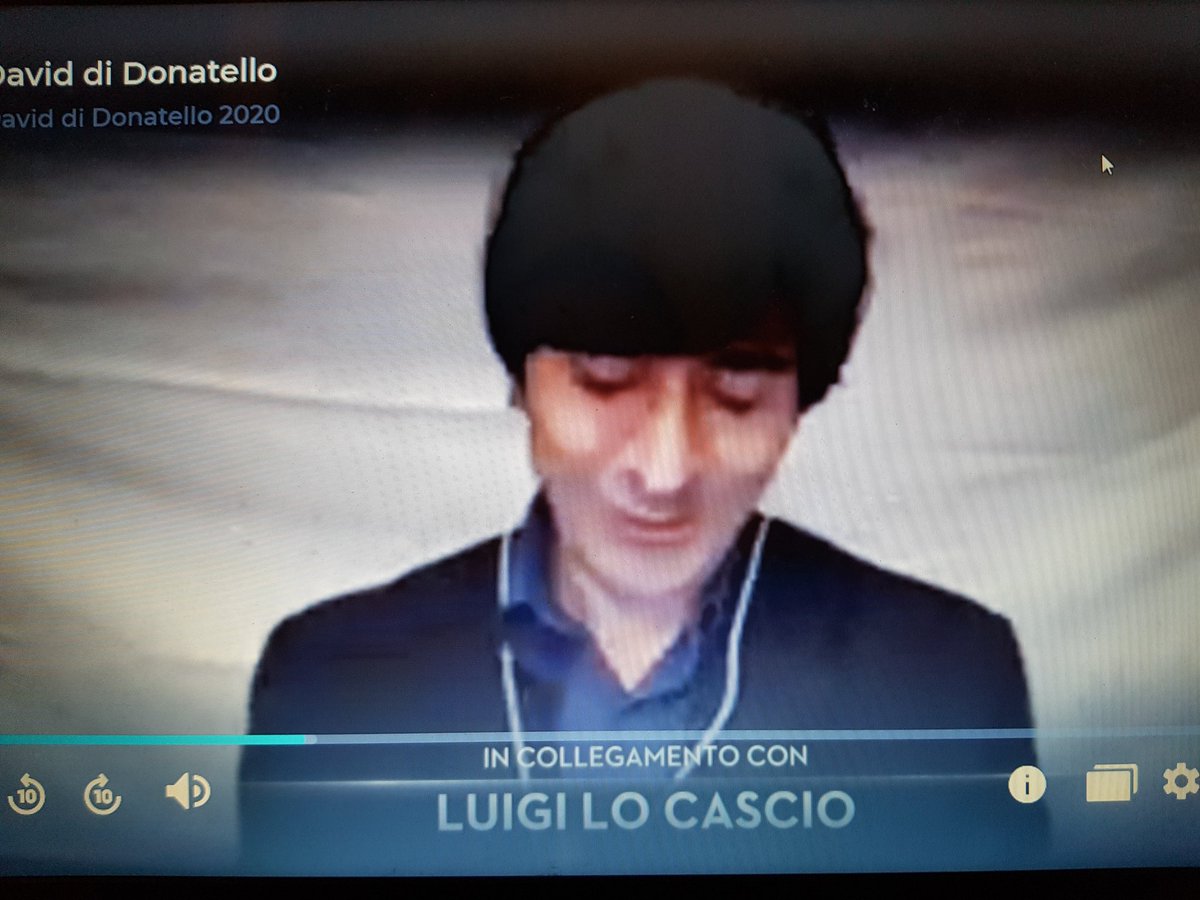 Ask_Librarian's tweet photo. Io comunque è da ieri sera che mi interrogo su cosa nasconda il lenzuolo di #LuigiLoCascio.
Ha una libreria scandalosa? Bomboniere brutte?
Tesori nascosti?
Aiutatemi!
#daviddidonatello #david2020 #David65 https://t.co/3yQG8tz4k7