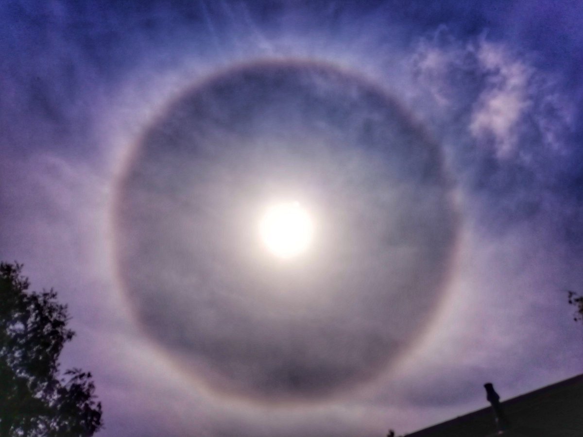 thatfatbloke's tweet image. Solar #22DegreeHalo from 8th May. Contrast and saturation tweaked to bring it out.  Taken in Moreton-in-Marsh, Gloucestershire, UK on my cheapo phone :)
