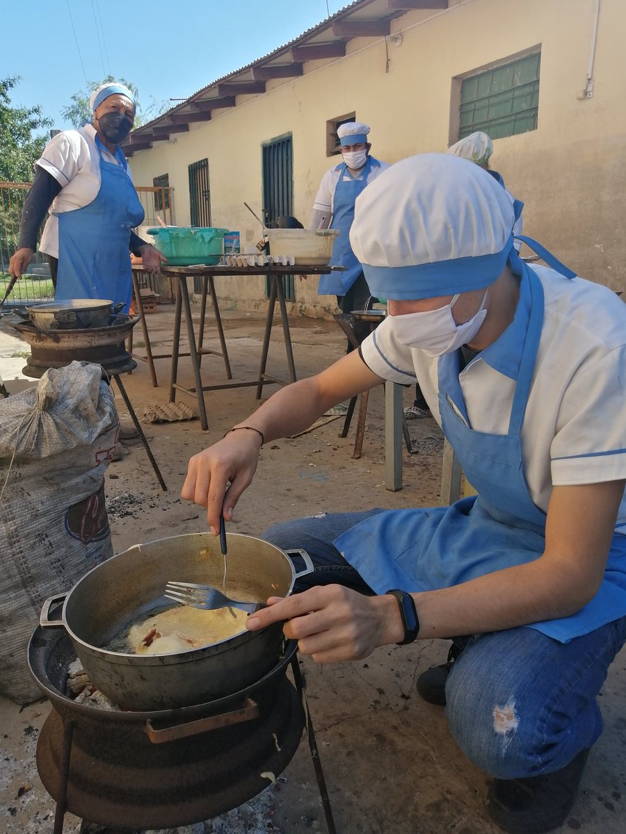 AsambleaPor's tweet photo. Ayer disfrutamos de una rica ensalada de poroto con tortillas en San Felipe! Además las familias recibieron su bolsa de refuerzo para el fin de semana! También tapabocas, ayudin y alcohol para proteger a toda la familia. @victormareco13 @Laurame90606241 @AsuncionMuni https://t.co/Leiw1s5826
