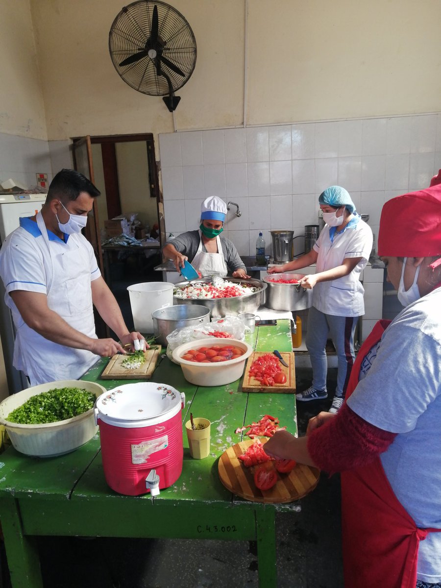 AsambleaPor's tweet photo. Ayer disfrutamos de una rica ensalada de poroto con tortillas en San Felipe! Además las familias recibieron su bolsa de refuerzo para el fin de semana! También tapabocas, ayudin y alcohol para proteger a toda la familia. @victormareco13 @Laurame90606241 @AsuncionMuni https://t.co/Leiw1s5826