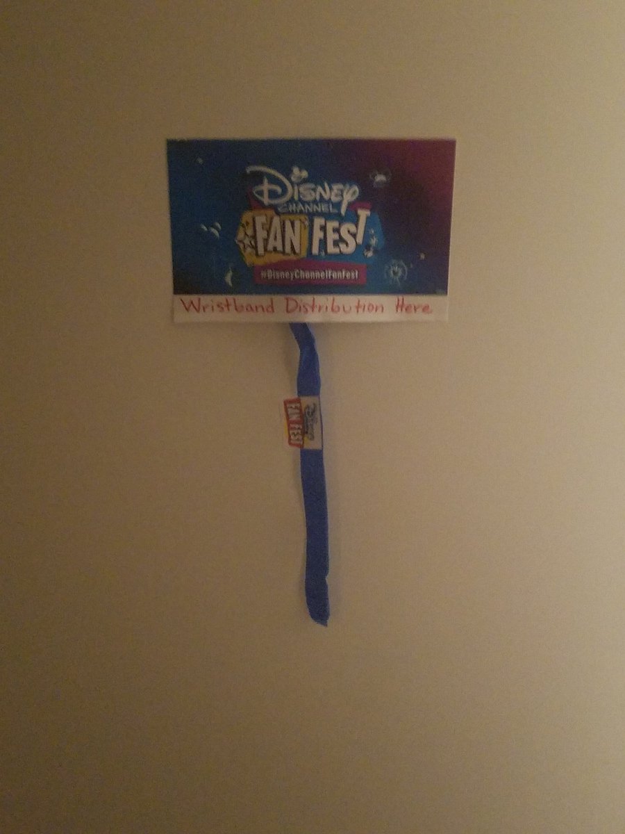 fairy_drawsdb's tweet photo. Today would have been #disneychannelfanfest but since it's not happening this year, my mom made this mini Disney channel fan fest for me, right outside my room. It's the little things that can make a big difference. @DisneyChannel @DisneyTVA @DisneyTVANews https://t.co/r7YlMdHH6x