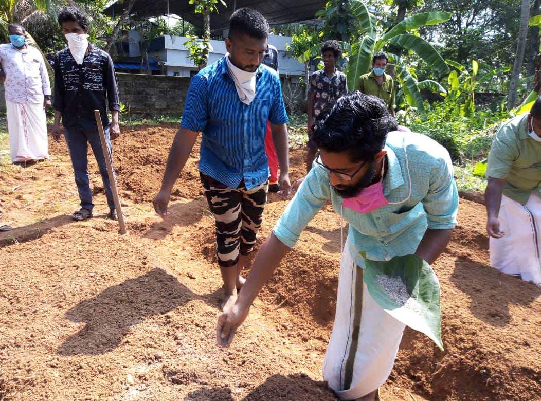 NithinJR8's tweet photo. സമഗ്രമായ കൃഷി
സമൃദ്ധമായ നാട്

നാടിനൊപ്പം വിദ്യാർത്ഥികളും  മണ്ണിലേക്കിറങ്ങുകയാണ്...
എസ്.എഫ്.ഐ ചാത്തന്നൂർ ഏരിയാ കമ്മിറ്റിയുടെ നേതൃത്വത്തിൽ കൃഷിയിടങ്ങൾ ഒരുങ്ങുകയാണ്. ഏരിയാ തല ഉദ്ഘാടനം  ചാത്തന്നൂരിൽ വെച്ച് SFI കേന്ദ്ര കമ്മിറ്റിയംഗം സ: ആദർശ് എം.സജി ഉദ്ഘാടനം ചെയ്തു. https://t.co/F10nsZ4LZB