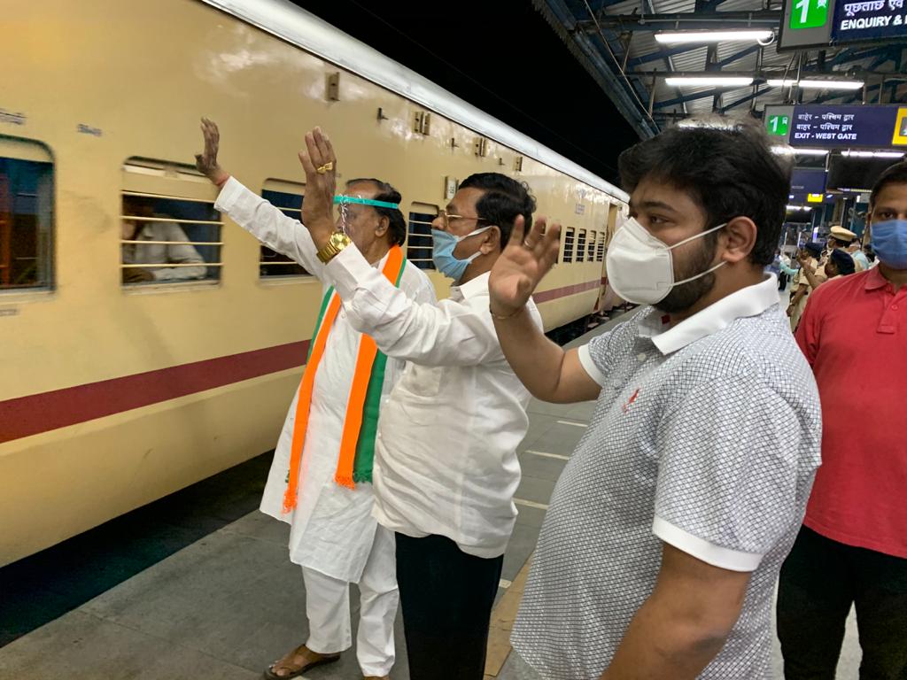 KunalNitinRaut's tweet photo. कांग्रेस का हाथ, आपके साथ।

आज हमारी राष्ट्रीय अध्यक्षा सोनिया गांधी जी और महाराष्ट्र कांग्रेस अध्यक्ष व दलित कांग्रेस के राष्ट्रीय अध्यक्ष श्री नितिन राउत जी के मार्गदर्शन व निर्देशानुसार लगभग 700 श्रमिकों को नागपुर से लखनऊ के लिए रवाना किया@INC @NitinRaut_INC @srinivasiyc @IYC https://t.co/cpLCnjjgsT