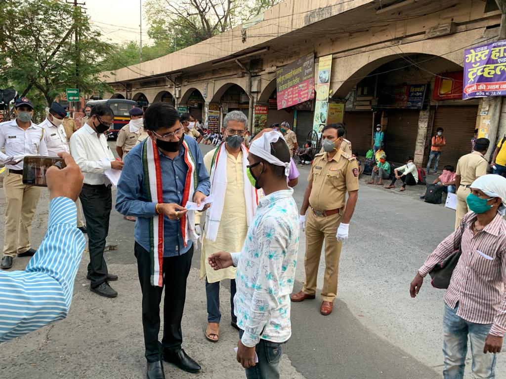 KunalNitinRaut's tweet photo. कांग्रेस का हाथ, आपके साथ।

आज हमारी राष्ट्रीय अध्यक्षा सोनिया गांधी जी और महाराष्ट्र कांग्रेस अध्यक्ष व दलित कांग्रेस के राष्ट्रीय अध्यक्ष श्री नितिन राउत जी के मार्गदर्शन व निर्देशानुसार लगभग 700 श्रमिकों को नागपुर से लखनऊ के लिए रवाना किया@INC @NitinRaut_INC @srinivasiyc @IYC https://t.co/cpLCnjjgsT
