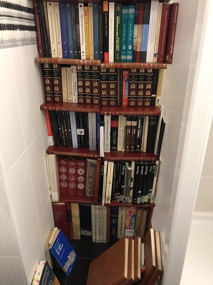 VodevilLimpieza's tweet photo. Casting óptico previo al #MaratóndeLectura en la librería secreta de mi baño, fotografiado tras grabar el vodevil 18 titulado #LibróMetro que veréis en el enlace final:

(#LecturasDeCuarentena #LaReunionSecreta #lee #VodevildeLimpieza #Humorencuarentena)

https://t.co/GSMn9v4CIo https://t.co/iYw6Shh4KA