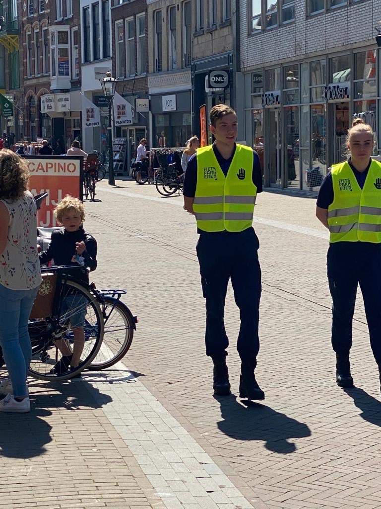 Onze #anderhalvemeterbegeleiders en toevallig ook onze #fietsparkeerstewards zijn vandaag actief geweest in de binnenstad van <a href="/gemKampen/">Gemeente Kampen</a> om alvast ervaringen op te doen voor #anderhalvemeter maatregelen. Benieuwd naar hun ideeën....